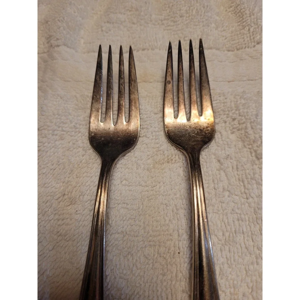 2 PRECIOUS MIRROR 1954 Wm Rogers International Silverplate Salad Forks No monos